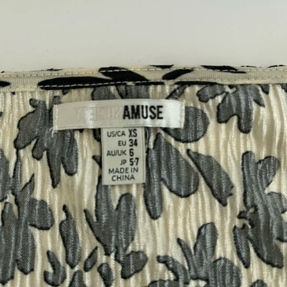 NWT Women’s Crop Tie Blouse. - Image 5