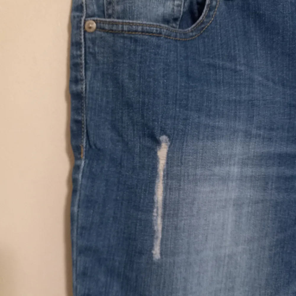 a.n.a. 33x26 8 Skinny Ankle Distressed Mid-Rise Jeans - Image 5