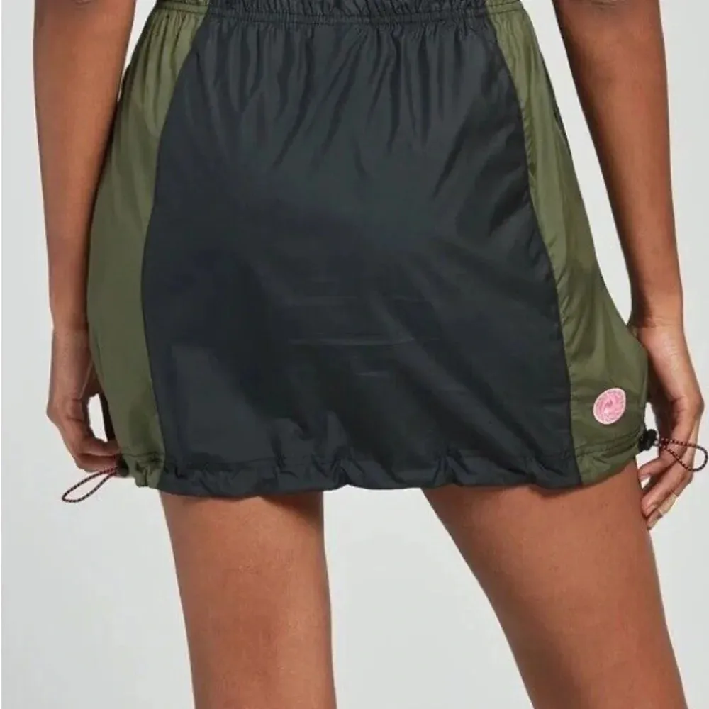 Nike Sportswear Icon Clash Athleisure Woven Mini Skirt Green/Black Medium NWOT - Image 5