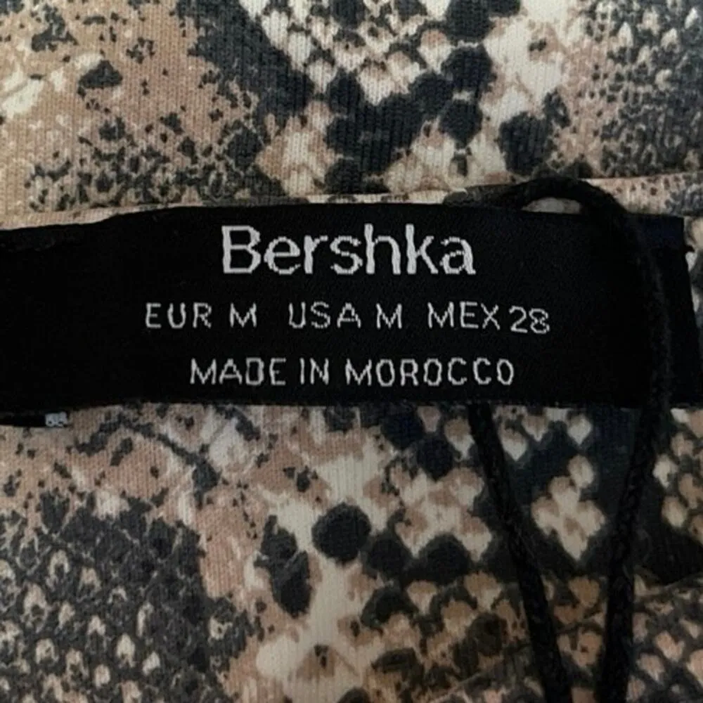 Bershka Gray Animal Snakeskin Print Square Neck l Long Sleeve Bodysuit Top Sz M - Image 4