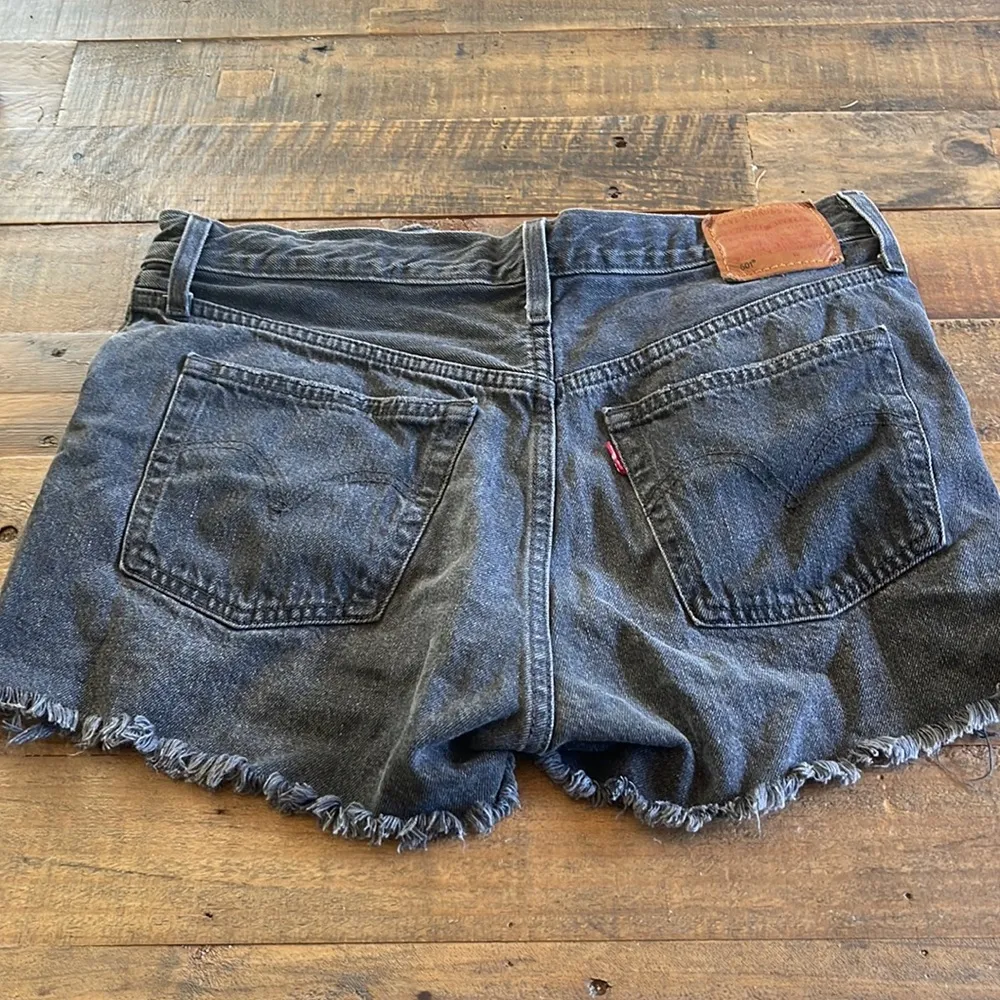 Like new womens Levi’s 501 shorts - Image 2