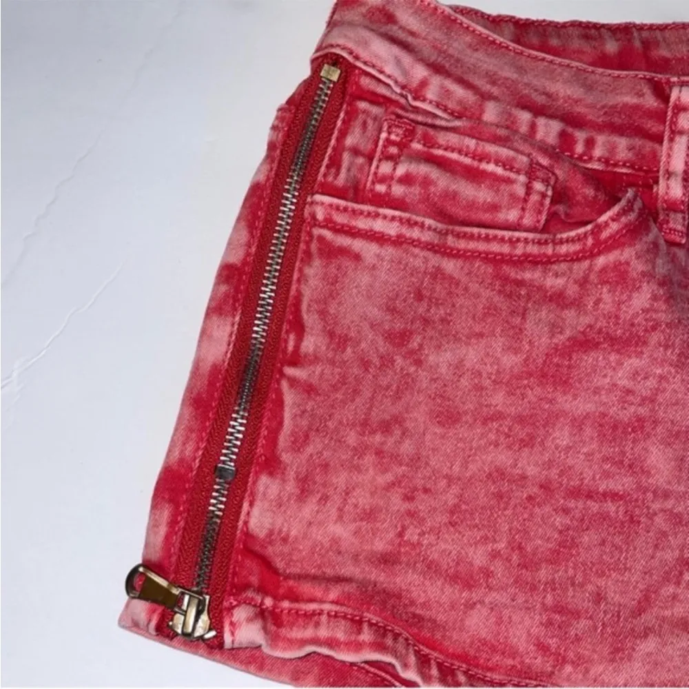 G by‎ Guess High Rise Waisted Cuff Leg Red Acid Wash Shorts side zipper size 28 - Image 2