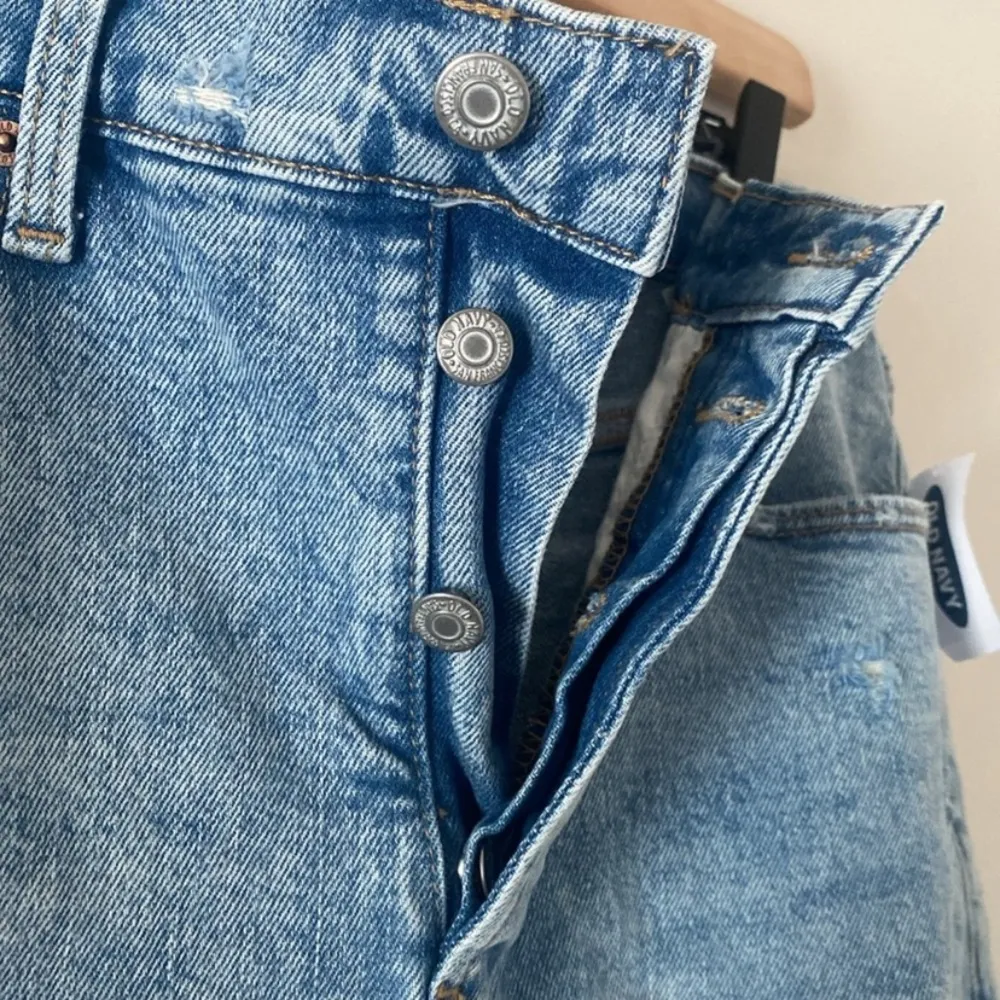 New Old Navy Extra High-Waisted Button-Fly Sky-Hi
Straight Cut-Off Jean Short 10 - Image 7