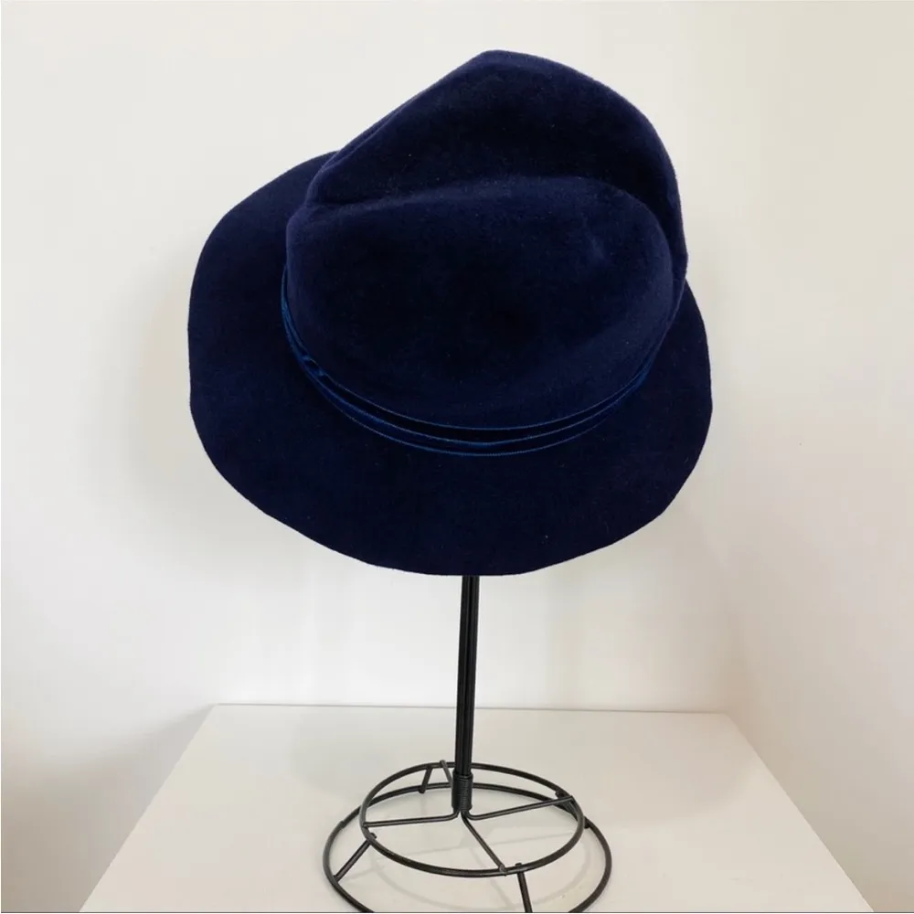 Gigi Burris Millinery Beautiful shape velvet hat in Navy blue - Image 6