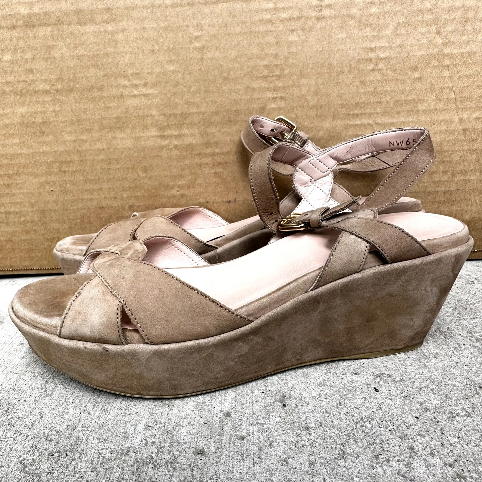 Stuart Weitzman Lockness Nubuck Sandal Tan Wedge Heels Platform Suede 7.5M - Image 4