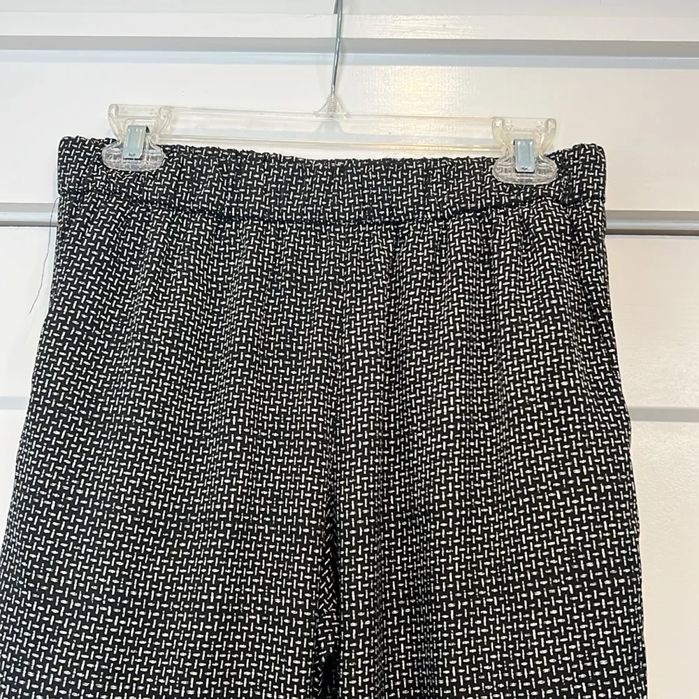 H&M Black and White lightweight cropped pants size 8. In perfect condition! - Image 2