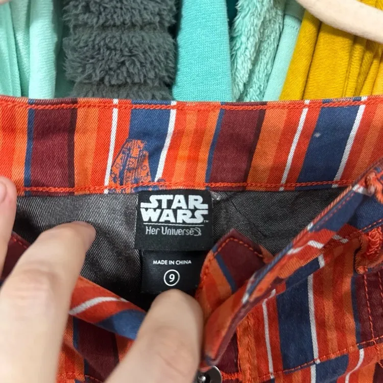 Disney parks her universe Star Wars millennium falcon 3” cuffed short shorts 9 - Image 3