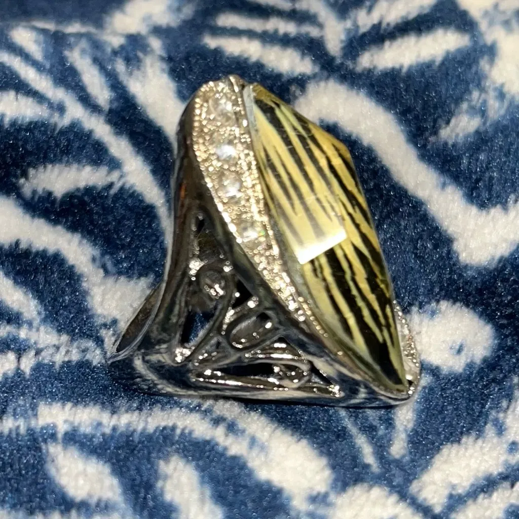 NEW! #7 Statement Ring Animal Print Design Set in silver-toned metal rhinestone - Image 4