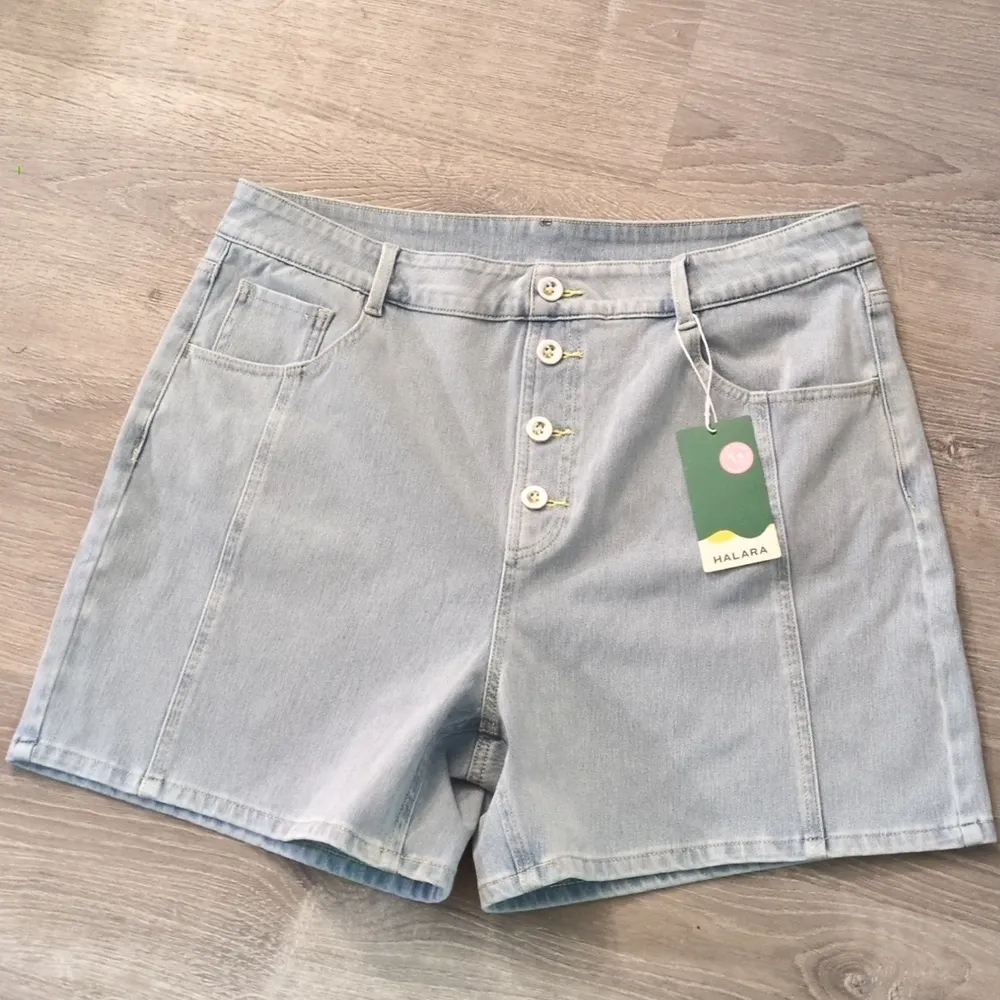 Halara Flex High Waisted Decorative Button Denim Shorts Size XL - Image 2
