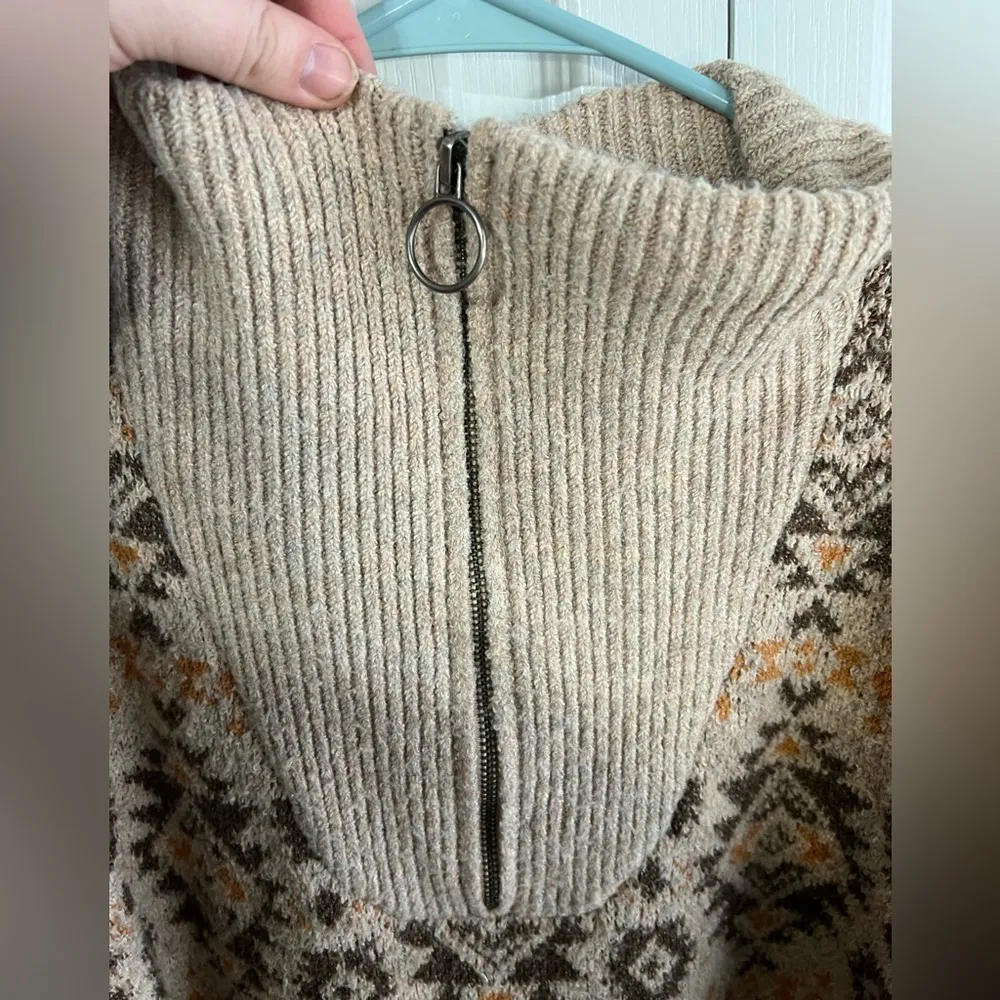 Daytrip  Aztec knitted drop shoulder zipped sweater size medium - Image 5