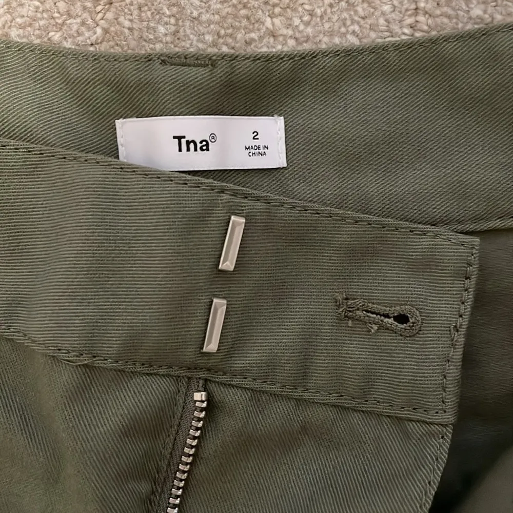 NWT Tna Aritzia olive green high waisted pleated shorts sz 2 - Image 4