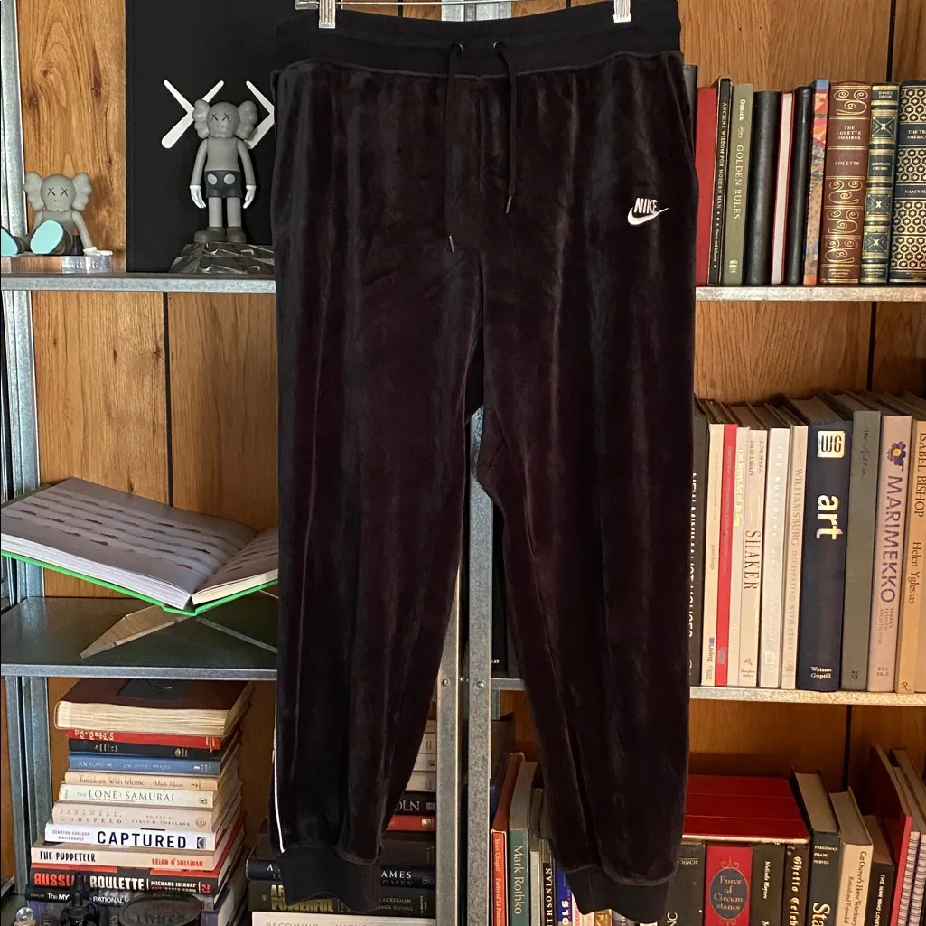 Nike Sportswear Heritage women's velour tracksuit joggers, black & white, Large - Image 8