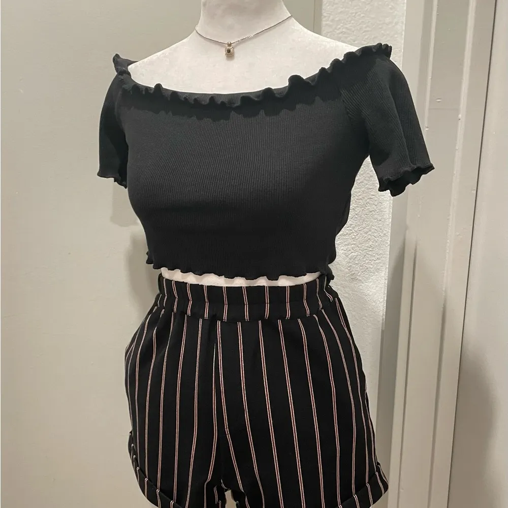 Forever 21 F21 Black & Red/White Pinstriped Fitted Cuffed Shorts - M - Image 13