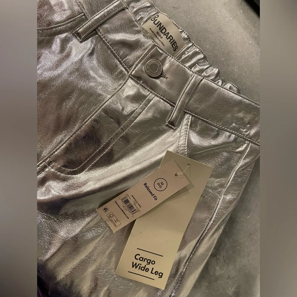 NWT No Boundaries Size XS Silver Metallic Relaxed Fit Wide Leg Cargo Pants - Image 11