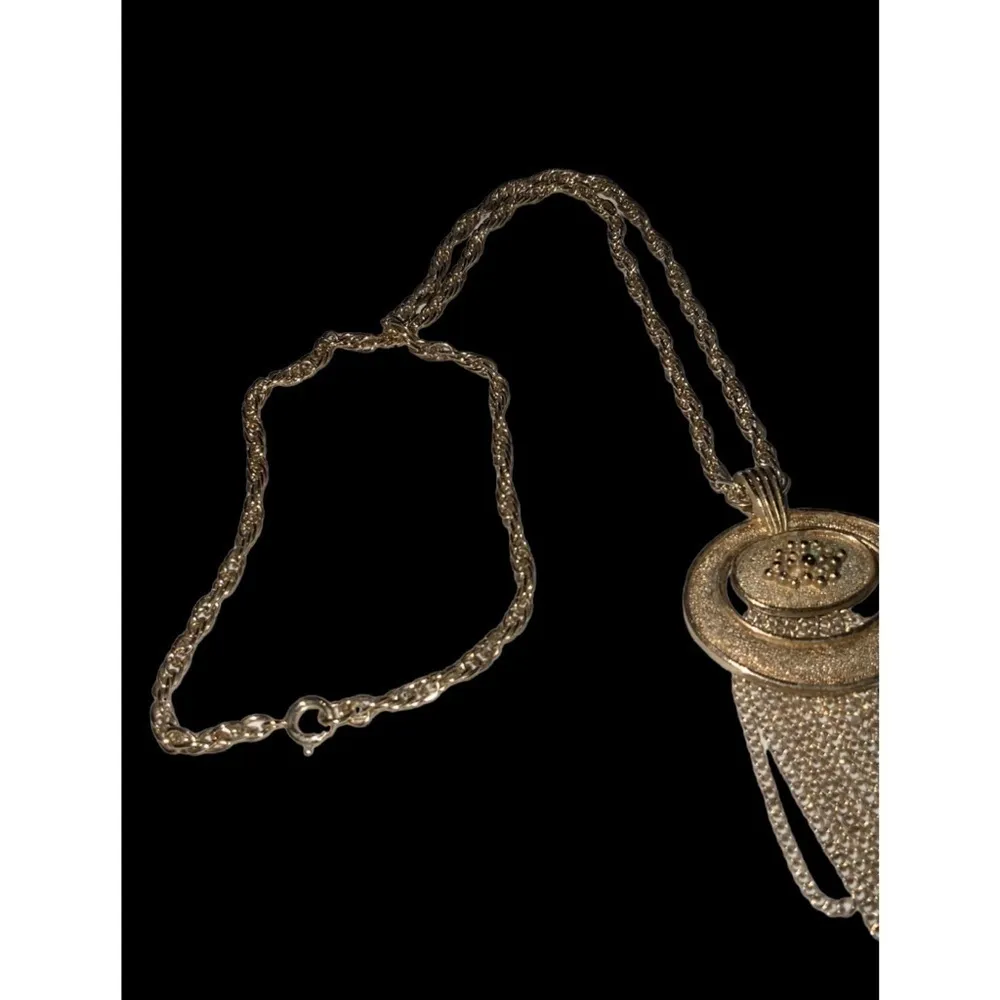 Avon Retro Vintage Gold Rope 22” Necklace With 3” Gold Oval Pendant With Tassels - Image 4