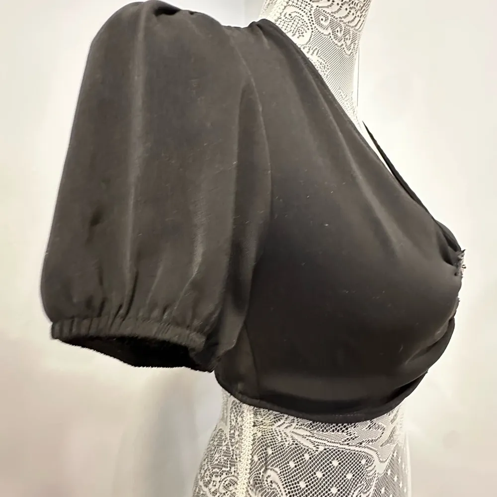 Women’s Charlie Crop Top in Black. Superdown Small. Metal Hook & Eye Puff Sleeve - Image 15