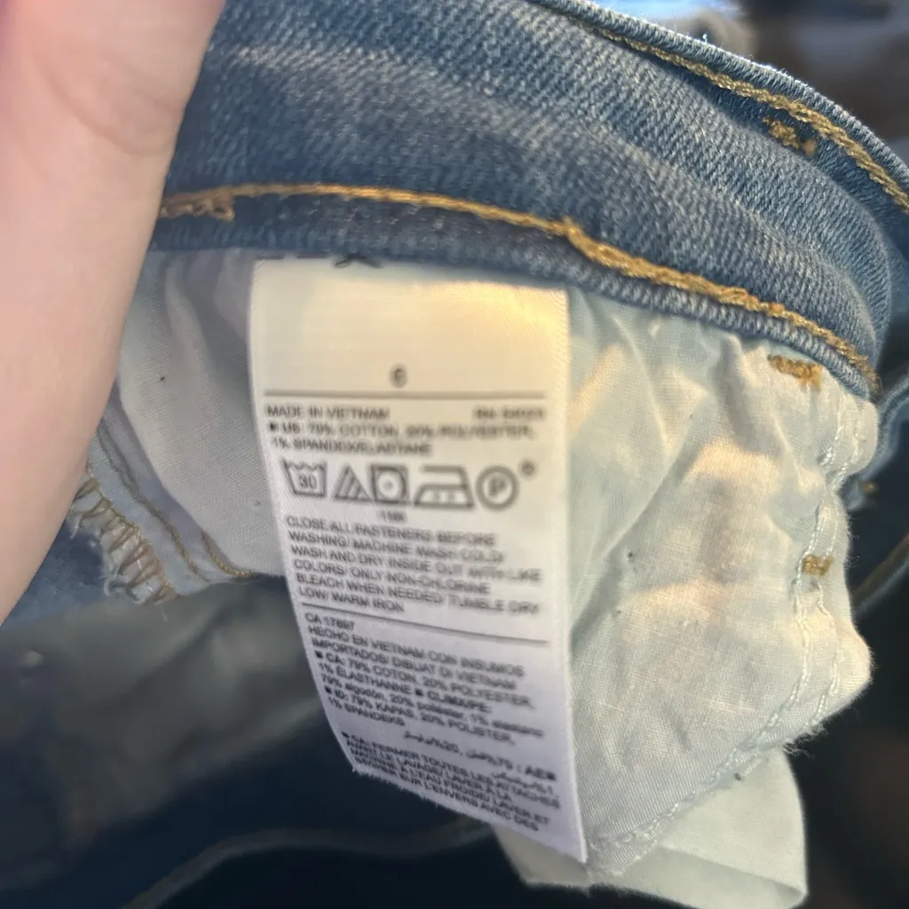 Bermuda mid rise jean shorts - Image 3