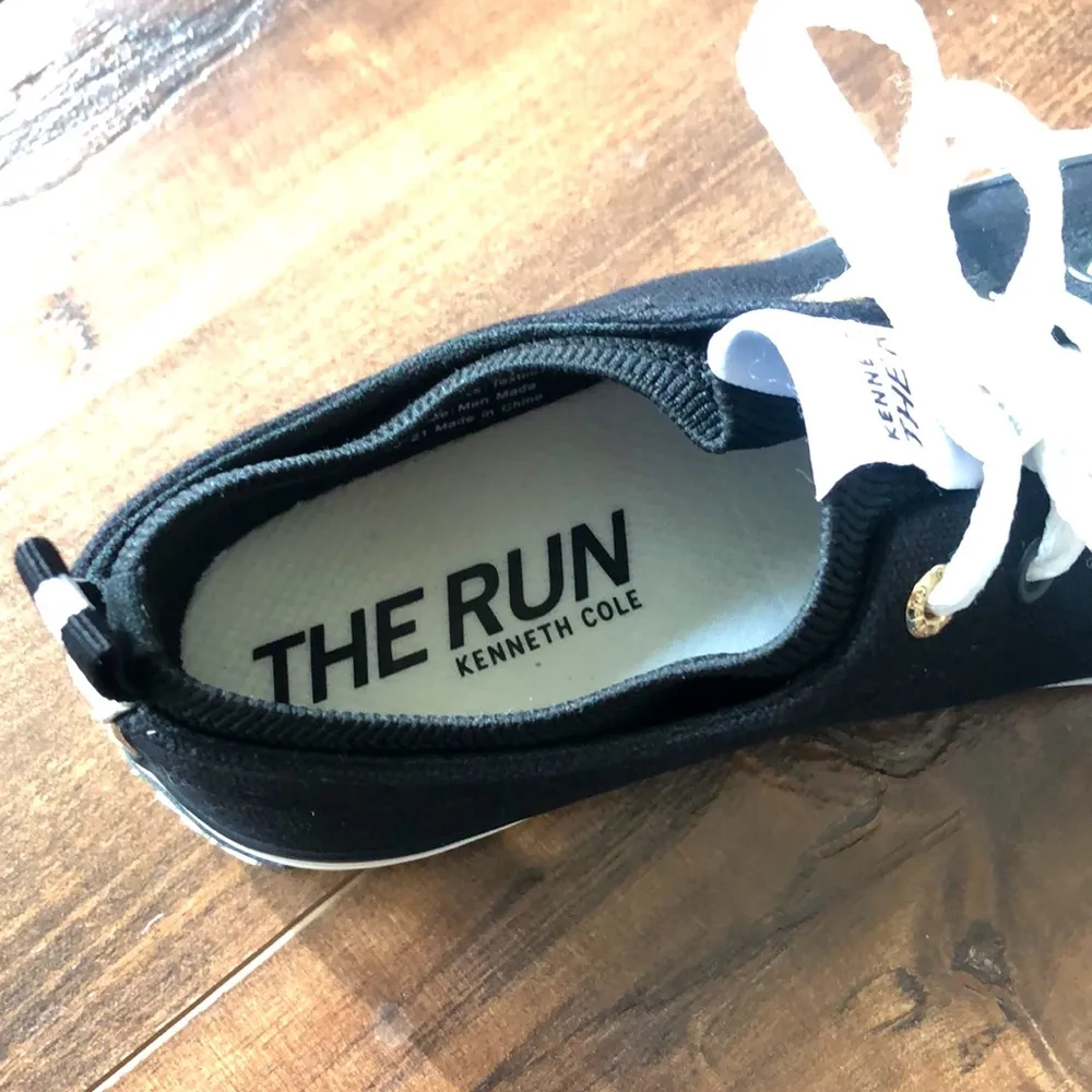 KENNETH COLE - The Run Women's Sneakers Black & Gold - NEW w/out Tags Size 6 - Image 3