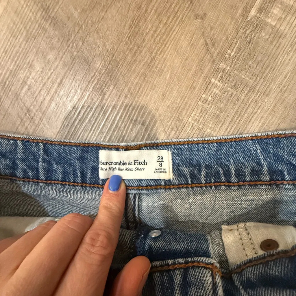 Abercrombie & Fitch Ultra High Rise Mom Shorts - Button Fly - Size 29 / 8 - Image 2