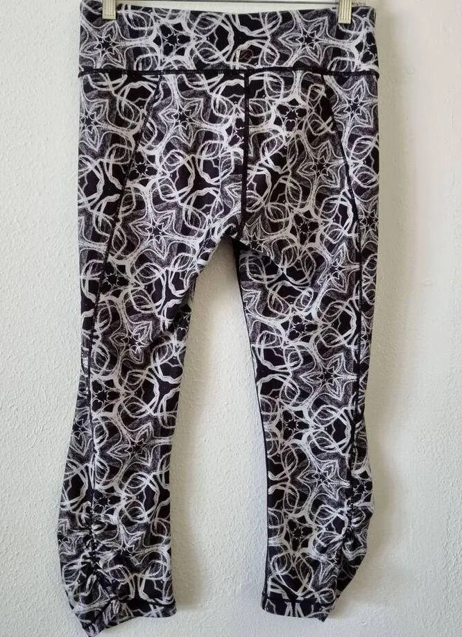 Calia by Carrie Underwood Essential Geo Printed Tight Fit Capri Leggings Black Size M - Image 3