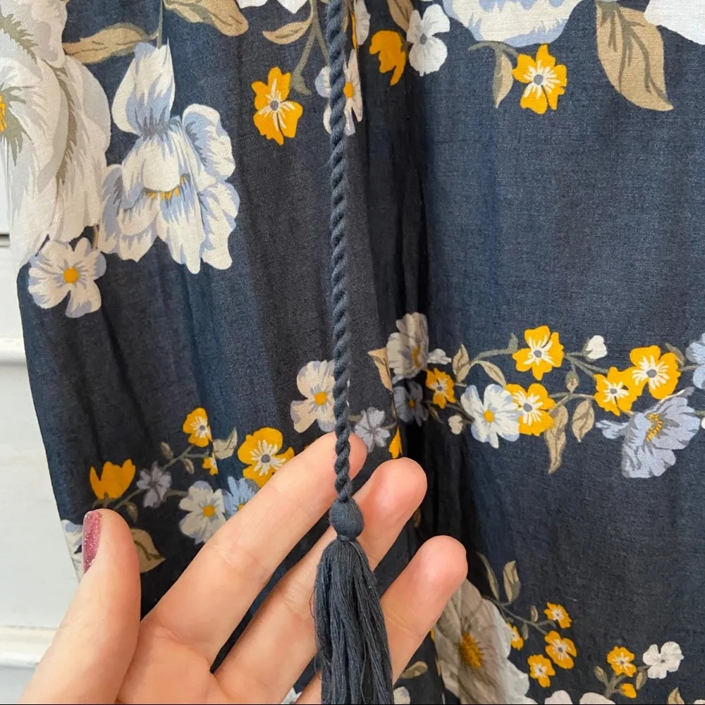 Old Navy Short Sleeve Dark Gray Floral Blouse.  Size Small. EUC - Image 2