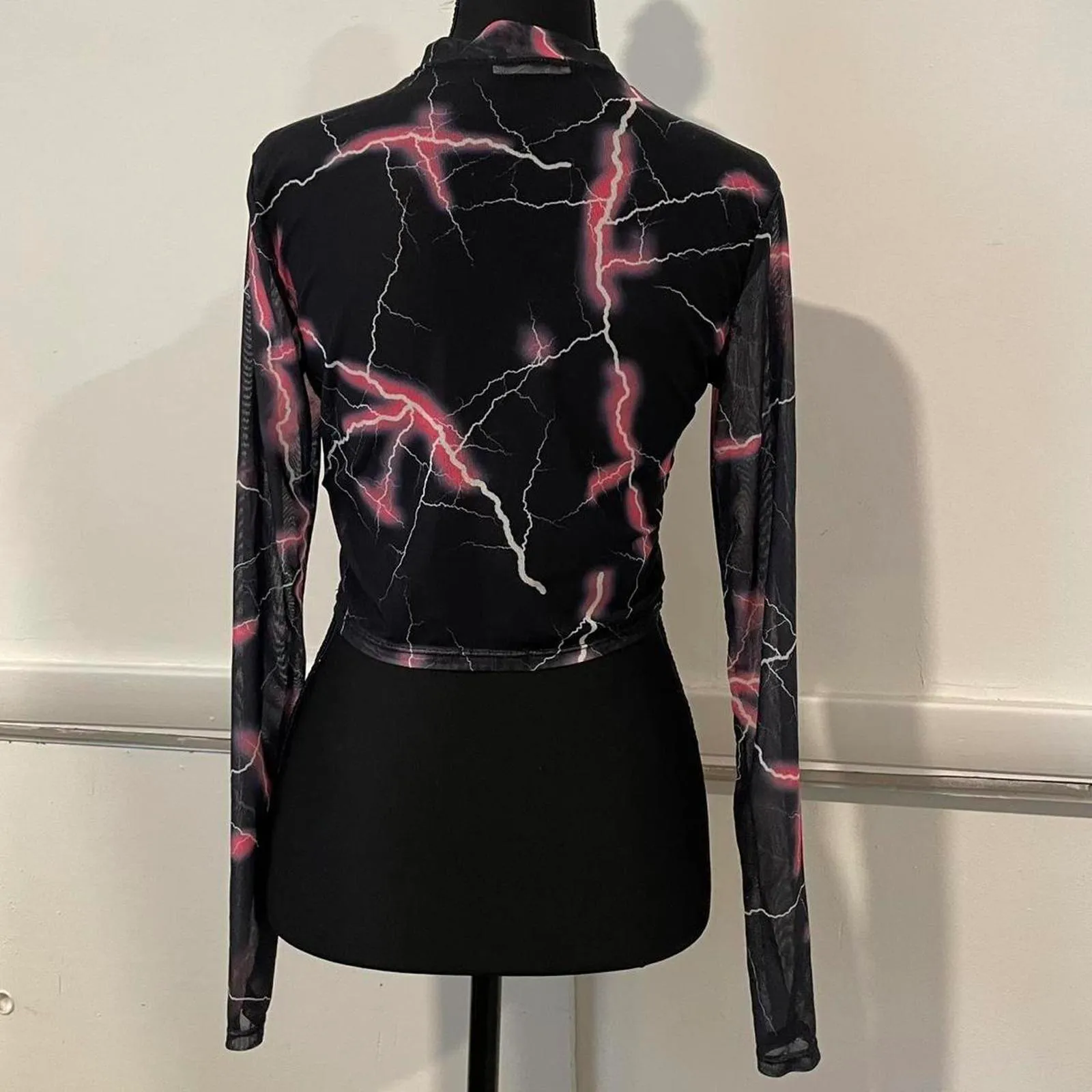 Black and pink lightning print mesh top. avidlove size small - Image 3