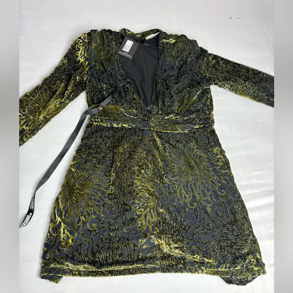 PrettyLittleThing Black and Gold Patterned Long Sleeve Dress - Image 3