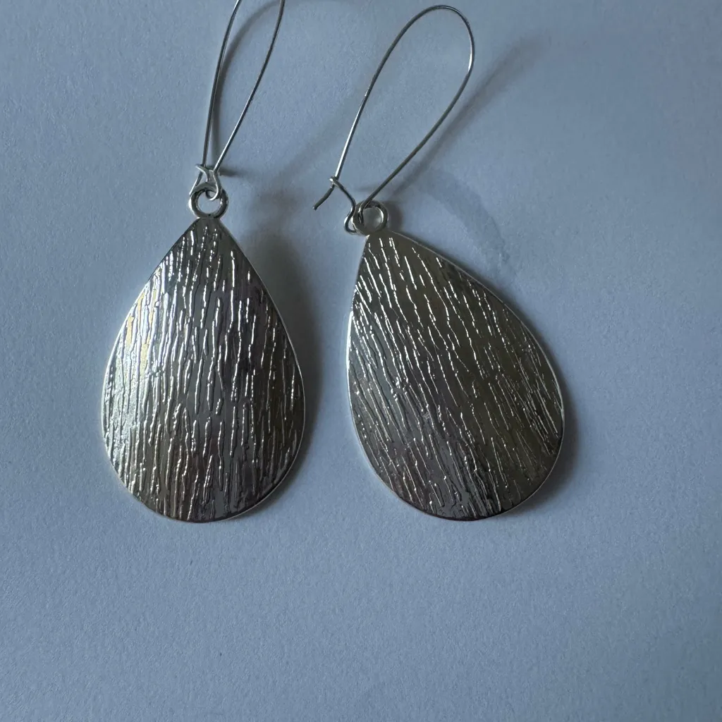 Elegant Silver Teardrop Earrings - Image 2