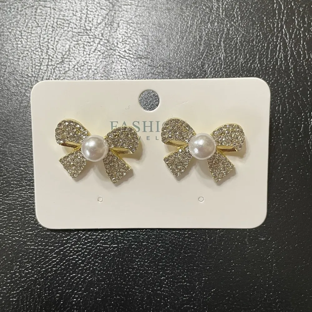 Earrings Bow Gold Tone With Clear Crystals And Faux Pearls New - Image 4