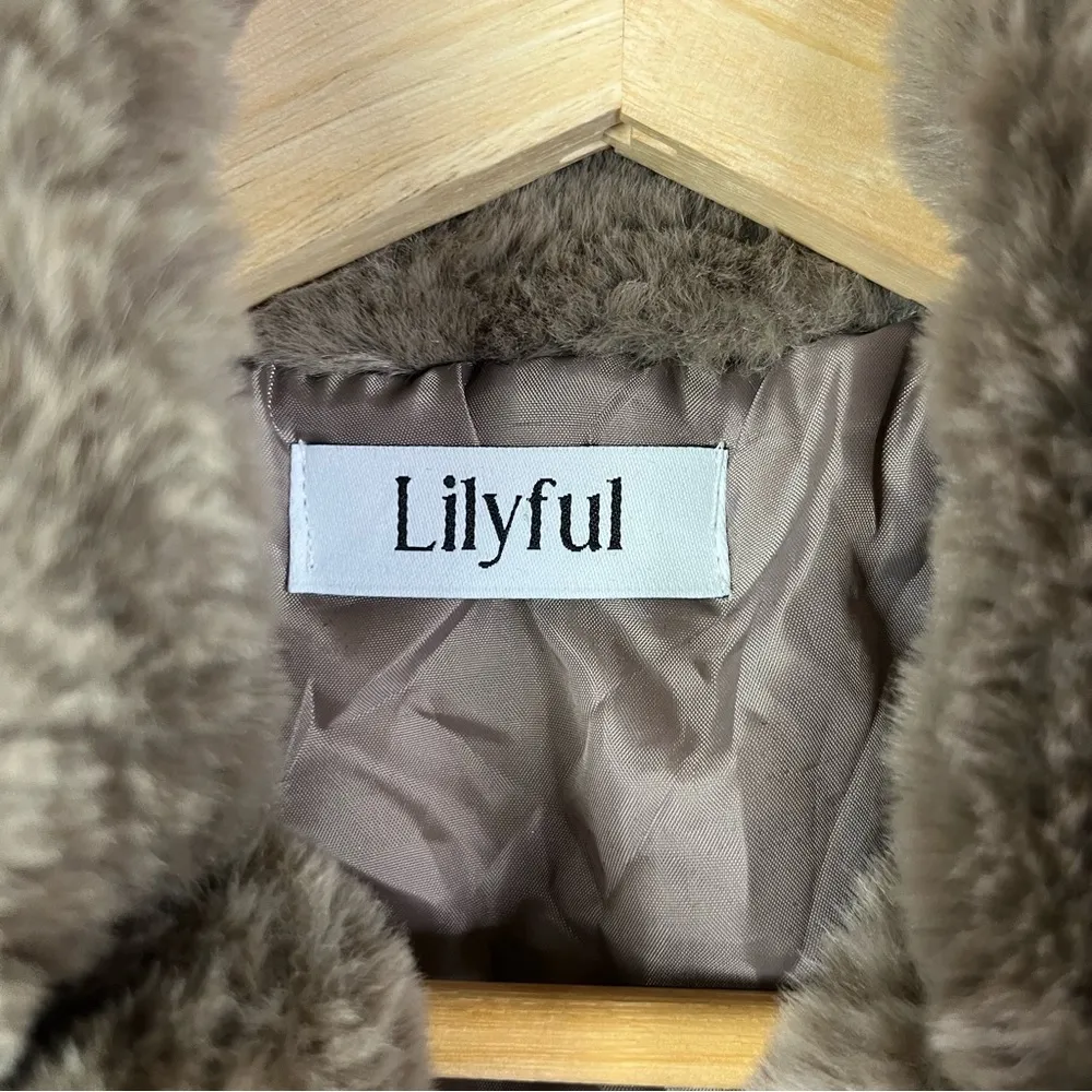 Boutique Lilyful Light Brown Faux Fur Cropped Puffer Jacket M - Image 4