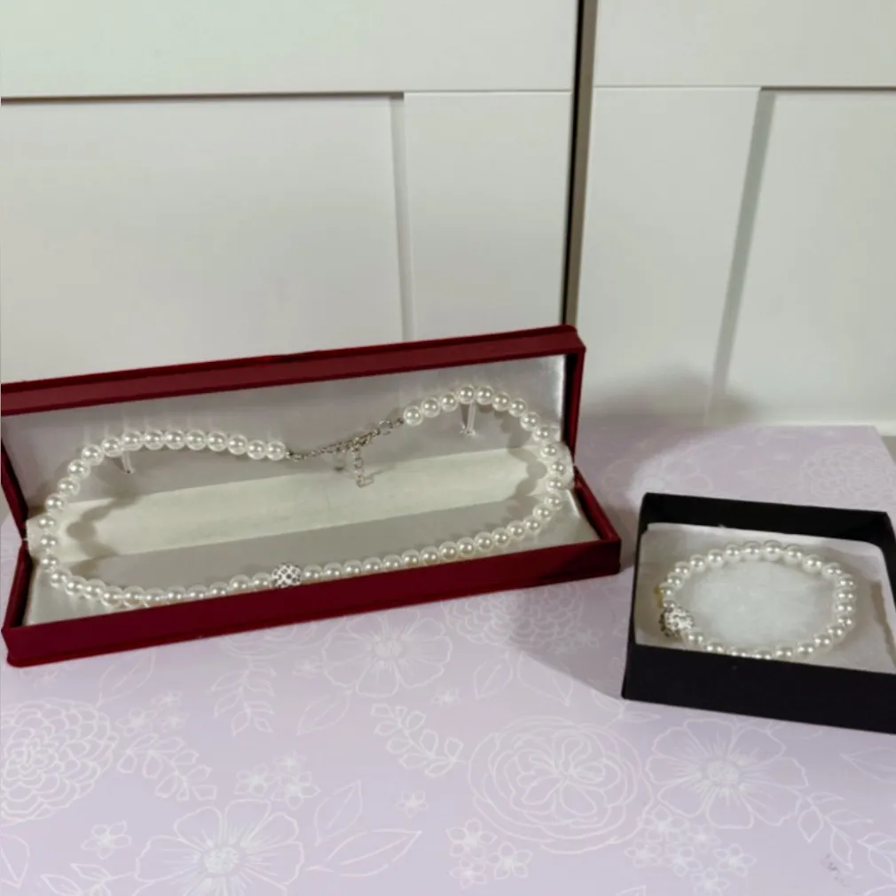 Costume jewelry pearl necklace with matching bracelet. - Image 3