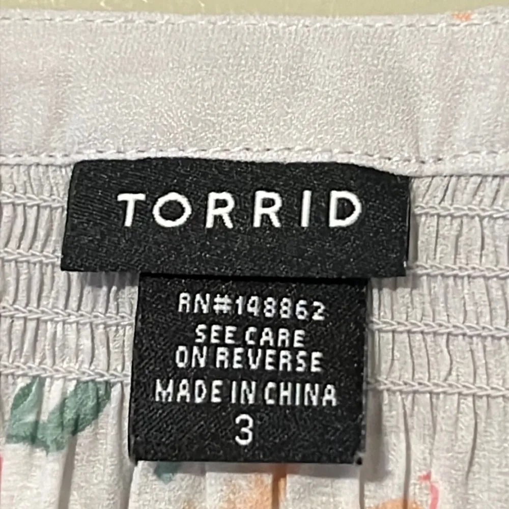 TORRID plus size 3 women’s grey floral hi low blouse top lightweight longsleeve - Image 2