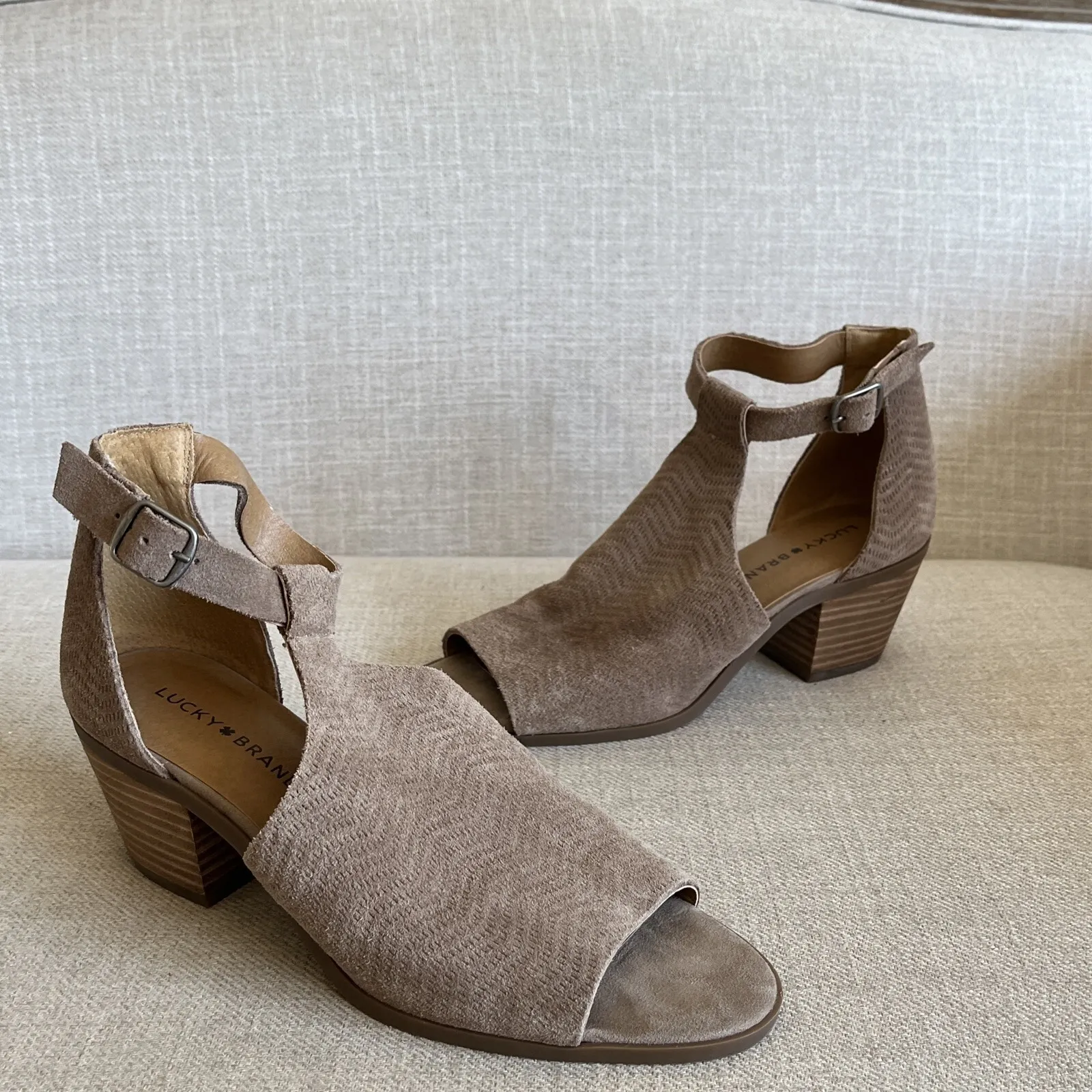 Lucky Brand Size 8.5 Baxley Light Brown Suede Ankle Strap Heeled Open Toe Sandal - Image 15