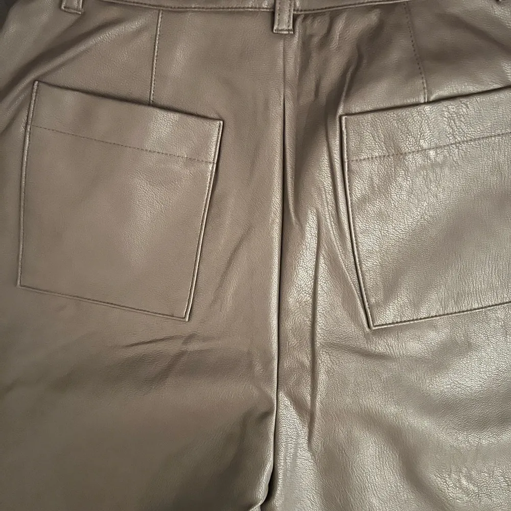 Splendid Vegan Leather Ankle
Trouser sz 2, Brown color, NWT - Image 12