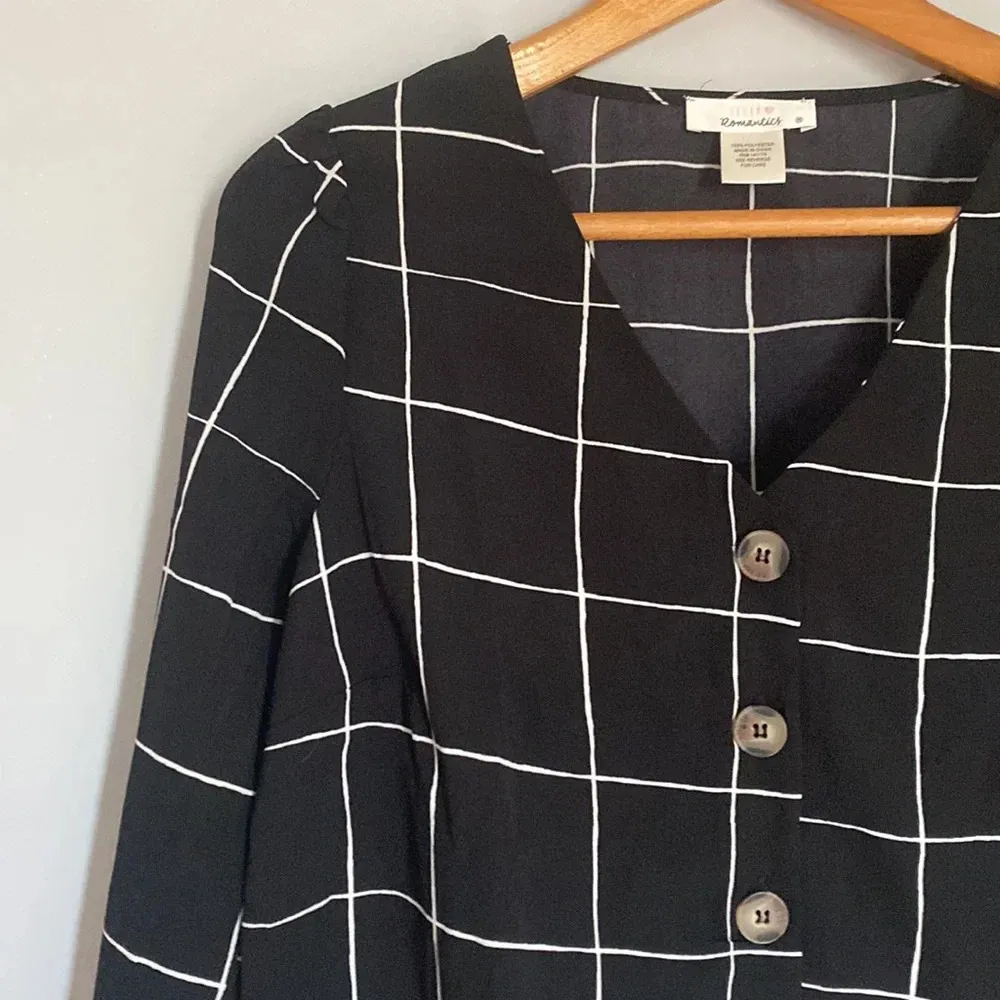Urban Romantics Black & White Checkered Long Sleeve Button Up Blouse Size Medium - Image 2