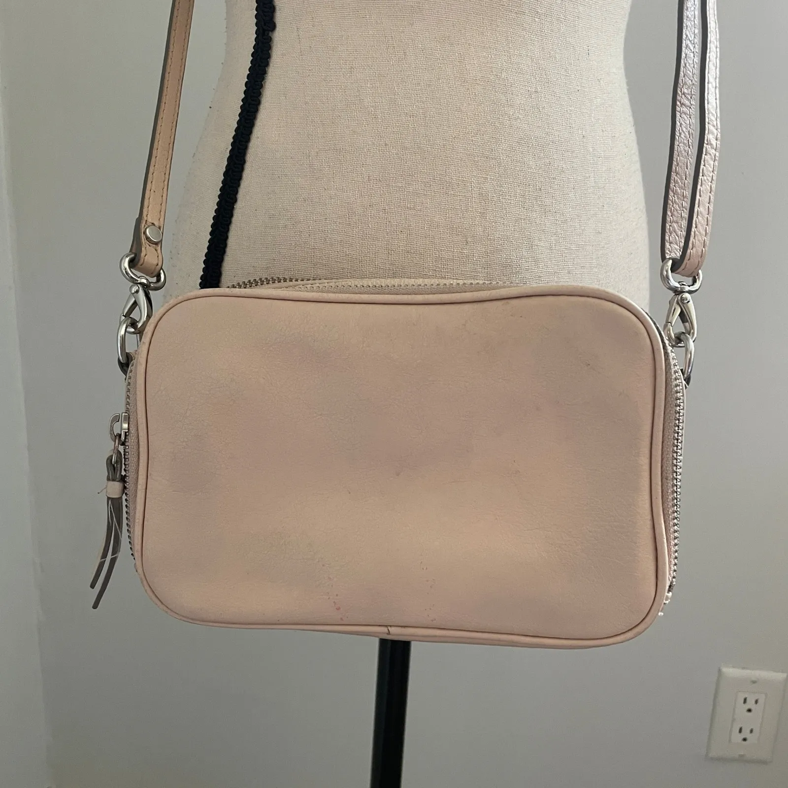 Neutral Leather‎ Crossbody Bag Zip Up Adjustable Strap Banana Republic Soft Girl - Image 8