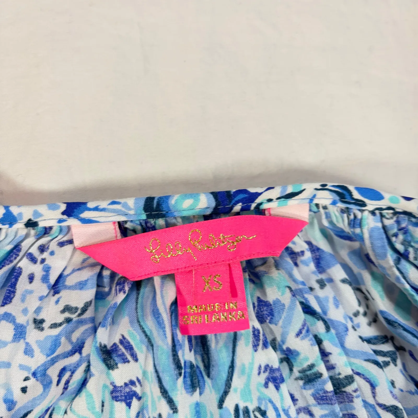 Lilly Pultizer womens blue white blouse. 3/4 flare sleeve. damask print. Size XS - Image 4