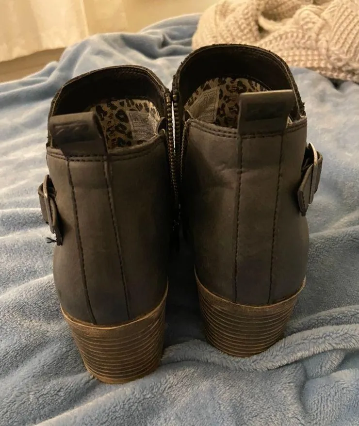 Billabong Black Booties - Image 3