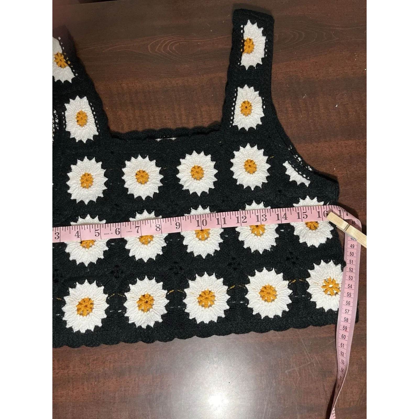 Francesca’s Mabel Sleeveless Daisy Crochet Crop Top Size M Black - Image 4