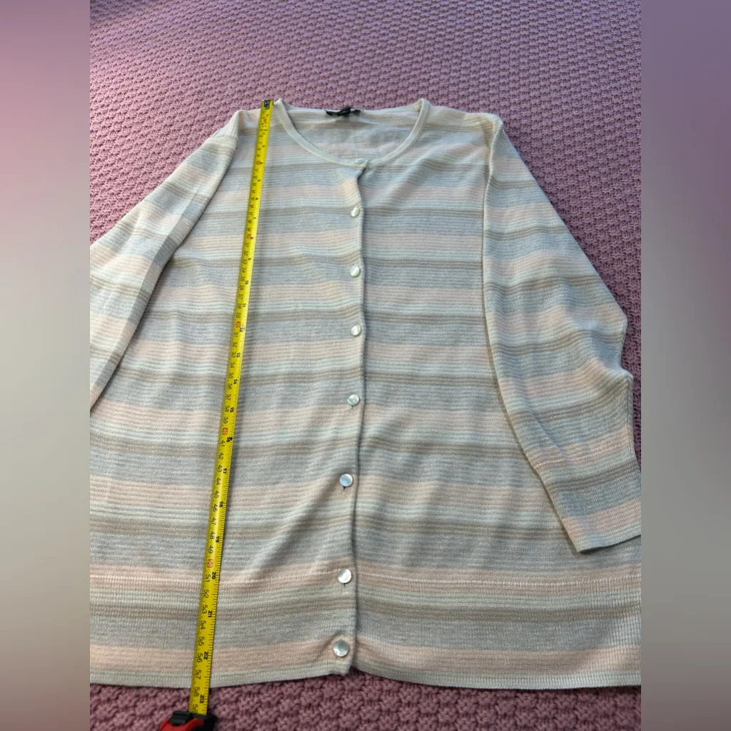 Ann Taylor women's sweater. Size M 57% cotton 33 Rayon and 10% polyester. - Image 8