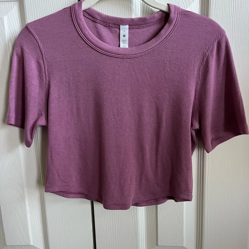 lululemon athletica Hold Tight Cropped T-Shirt Velvet Dusk -Size 8 - Image 3