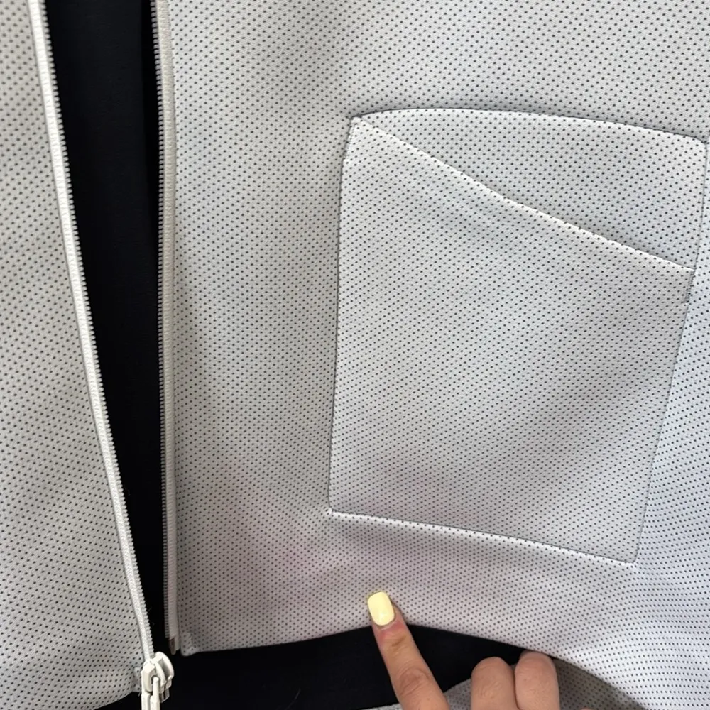 Under Armour Move Vest Size Large - Image 10