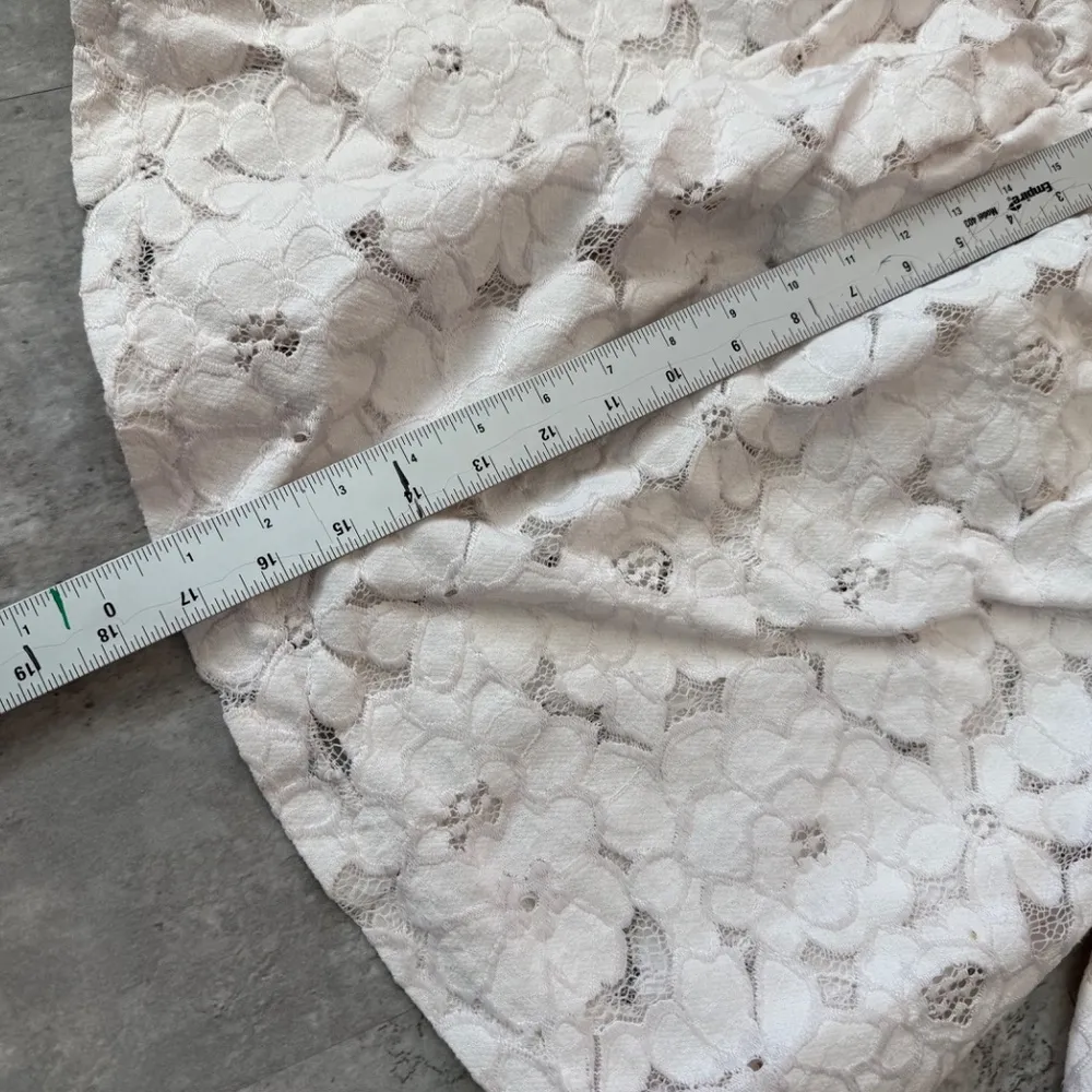 White eyelet crochet crop top summer dressy floral shirt built in bra S - Image 3