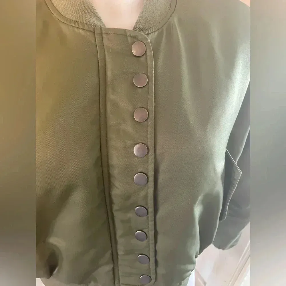 Green Bomber cropped‎ jacket size Small Forever 21 Satin GUC! - Image 2