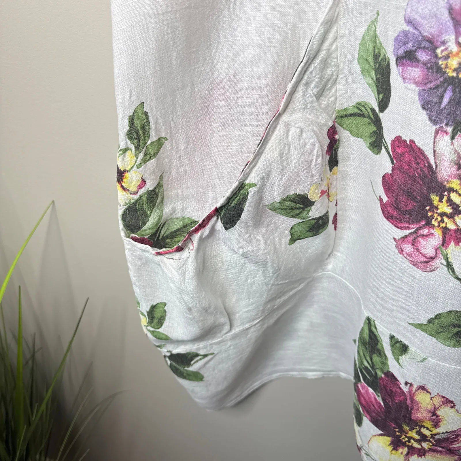 Vasna Italian Linen Floral Short Sleeve‎ Roll - Image 2