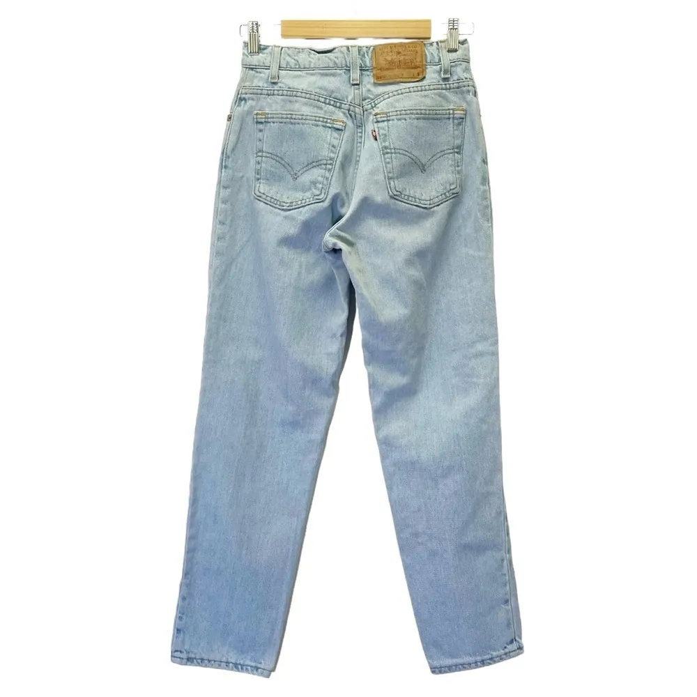 Vintage Levi’s 550 Relaxed Fit Tapered Leg Jeans Light Wash Women’s Size 27 | 4 - Image 2