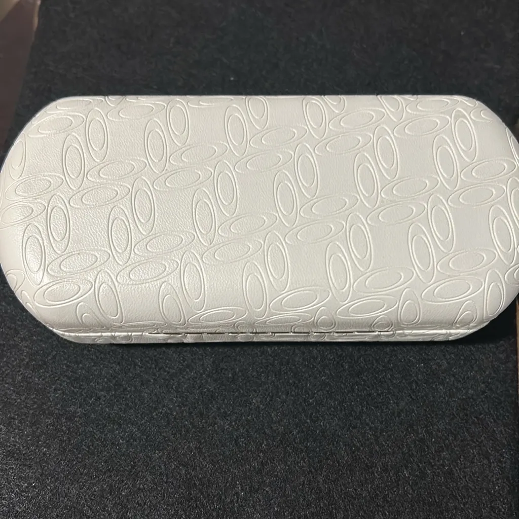 Oakley White Embossed Sunglasses Case EUC - Image 2