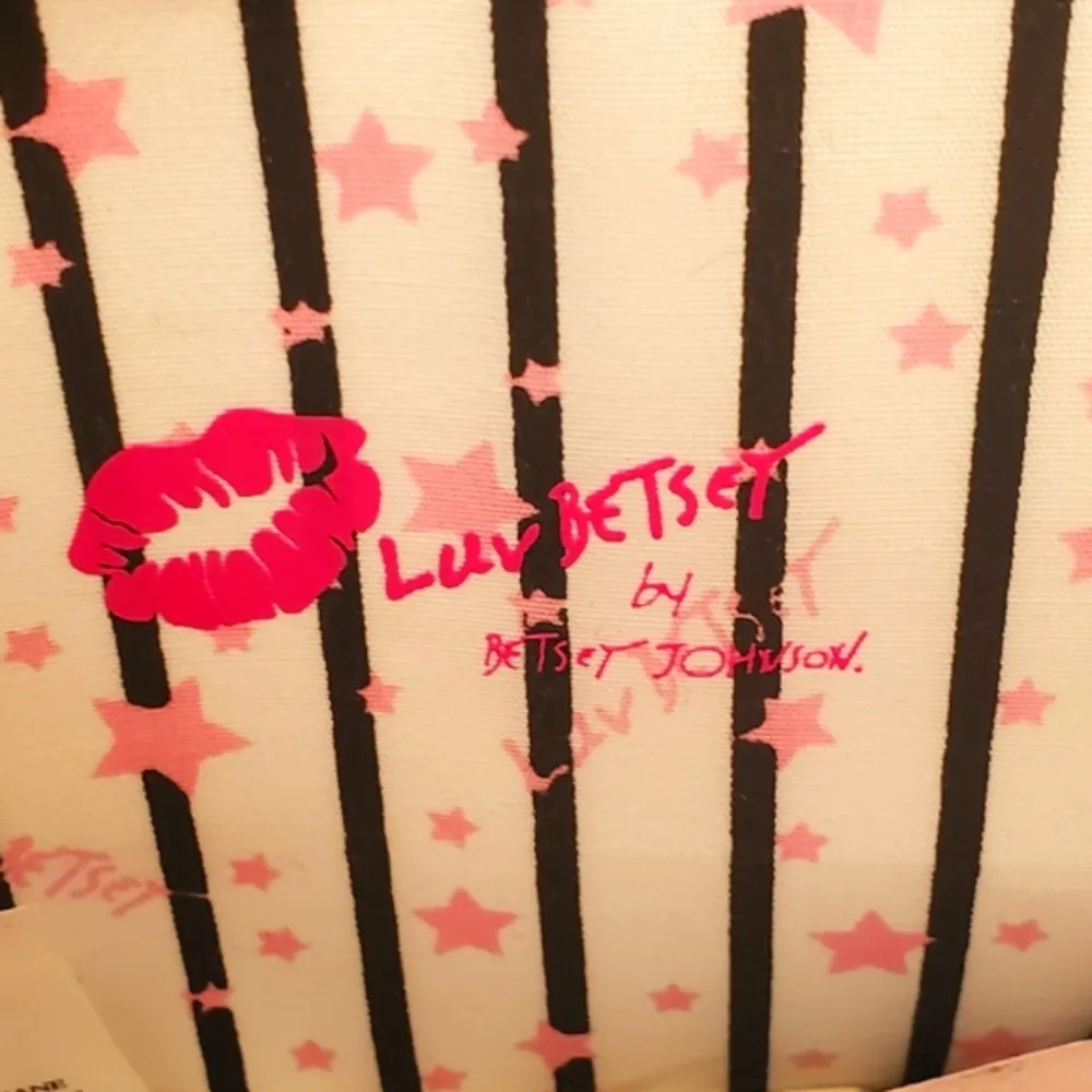 Betsey Johnson - Cat Wristlet/Coin purse. Small scratch as shown in picture. - Image 5