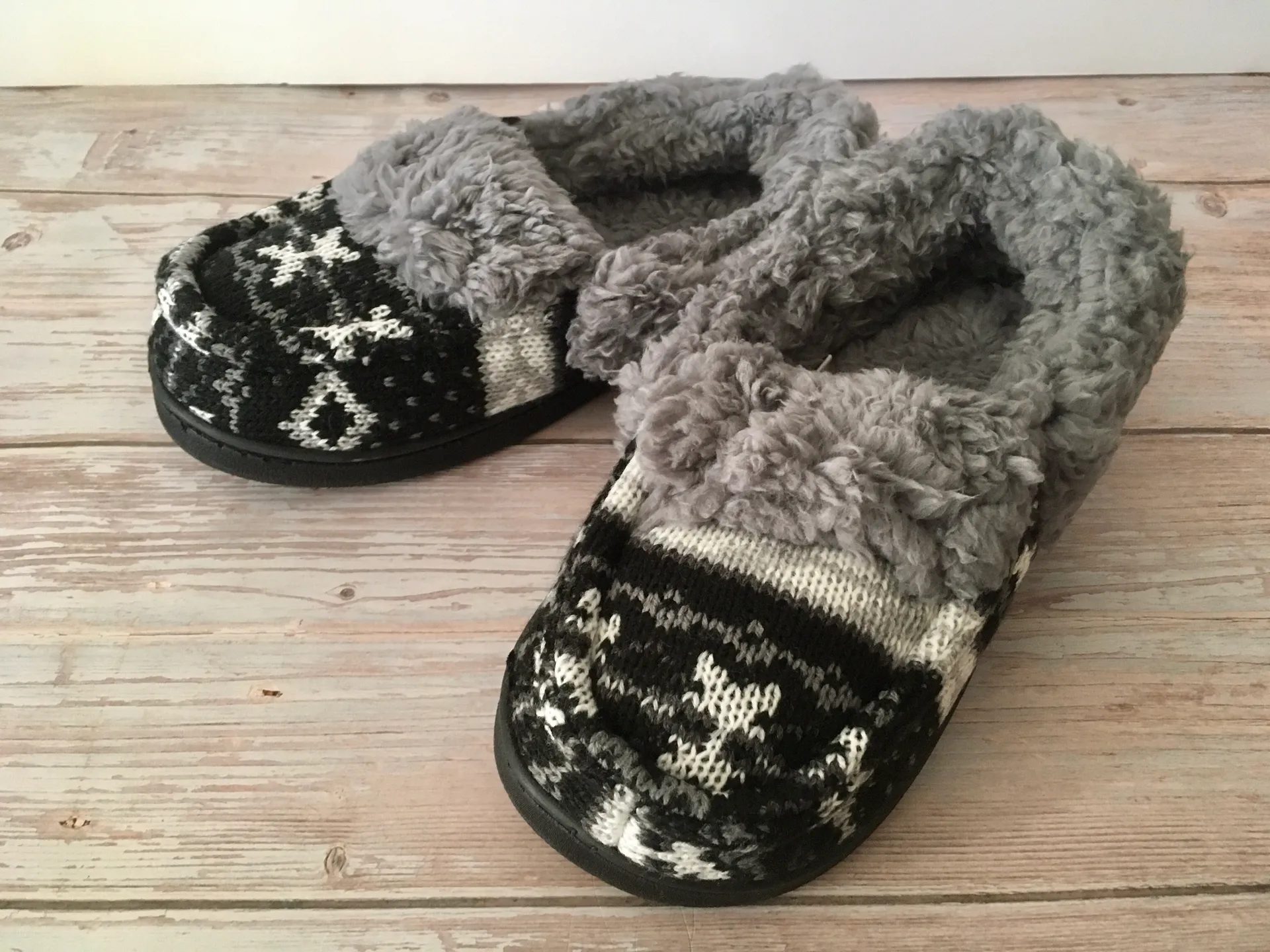 Muk Luks Slippers, Size 7/8 Black - Image 4