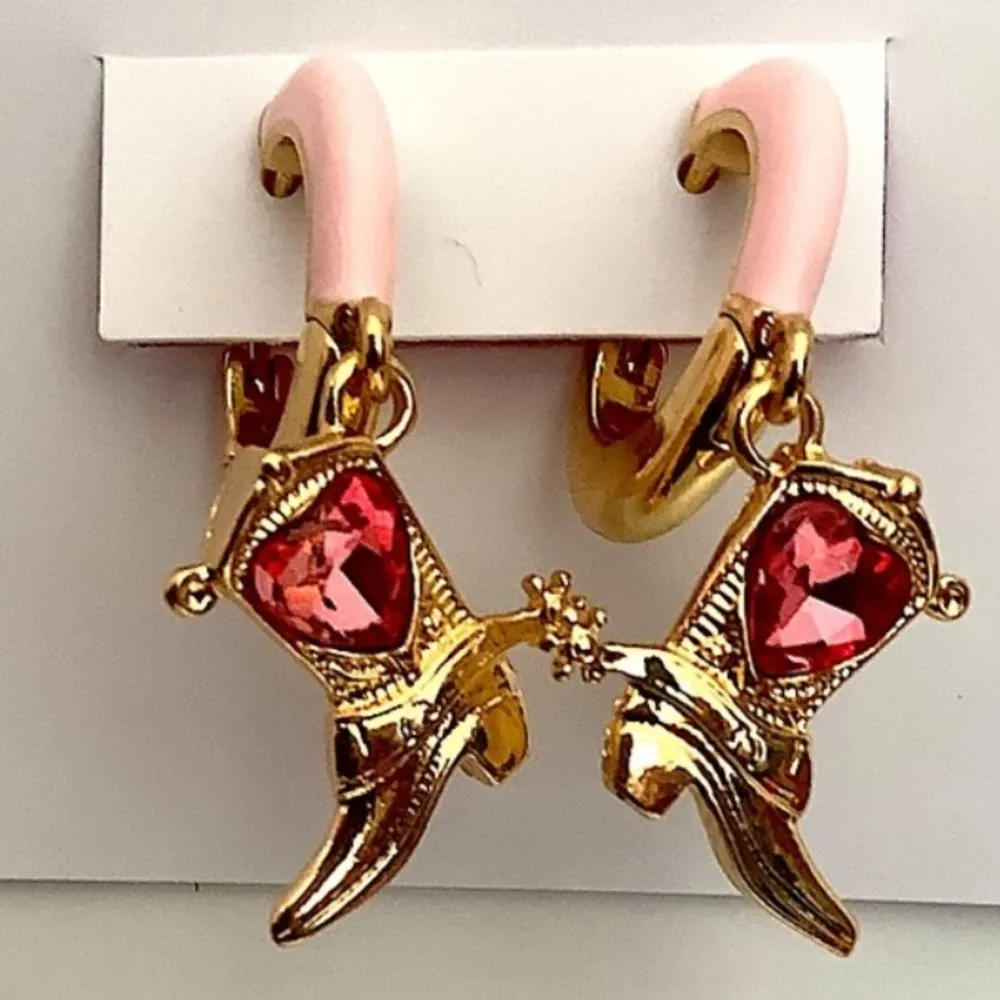🩷👢BETSEY JOHNSON Cowboy Boot Enamel Huggie Earrings / Gold Pink Heart Crystal - Image 2